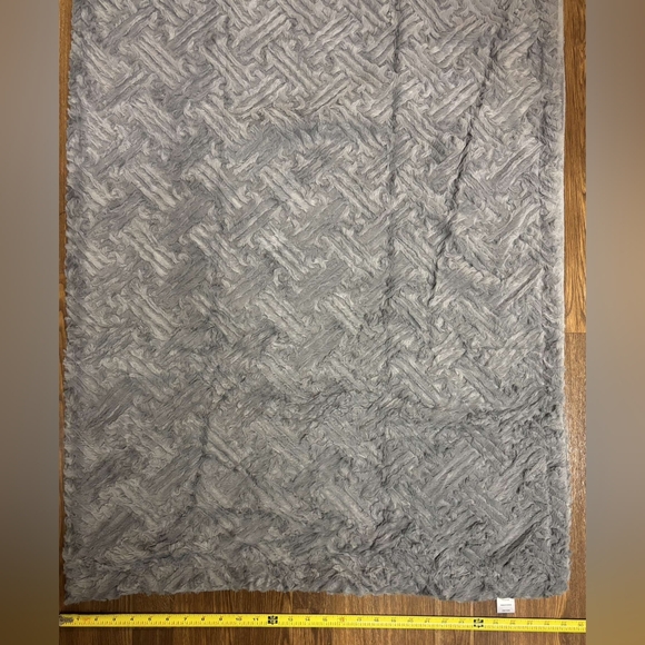 Limited edition soft gray plush throw - Picture 12 of 17